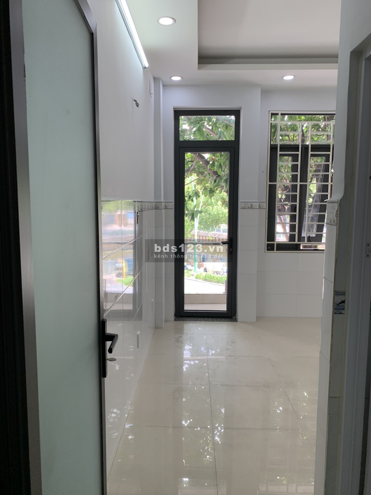 Cho thuê nhà mặt tiền 21m2 (01 trệt & 01 lầu), đường Trường Sa, q. Phú Nhuận