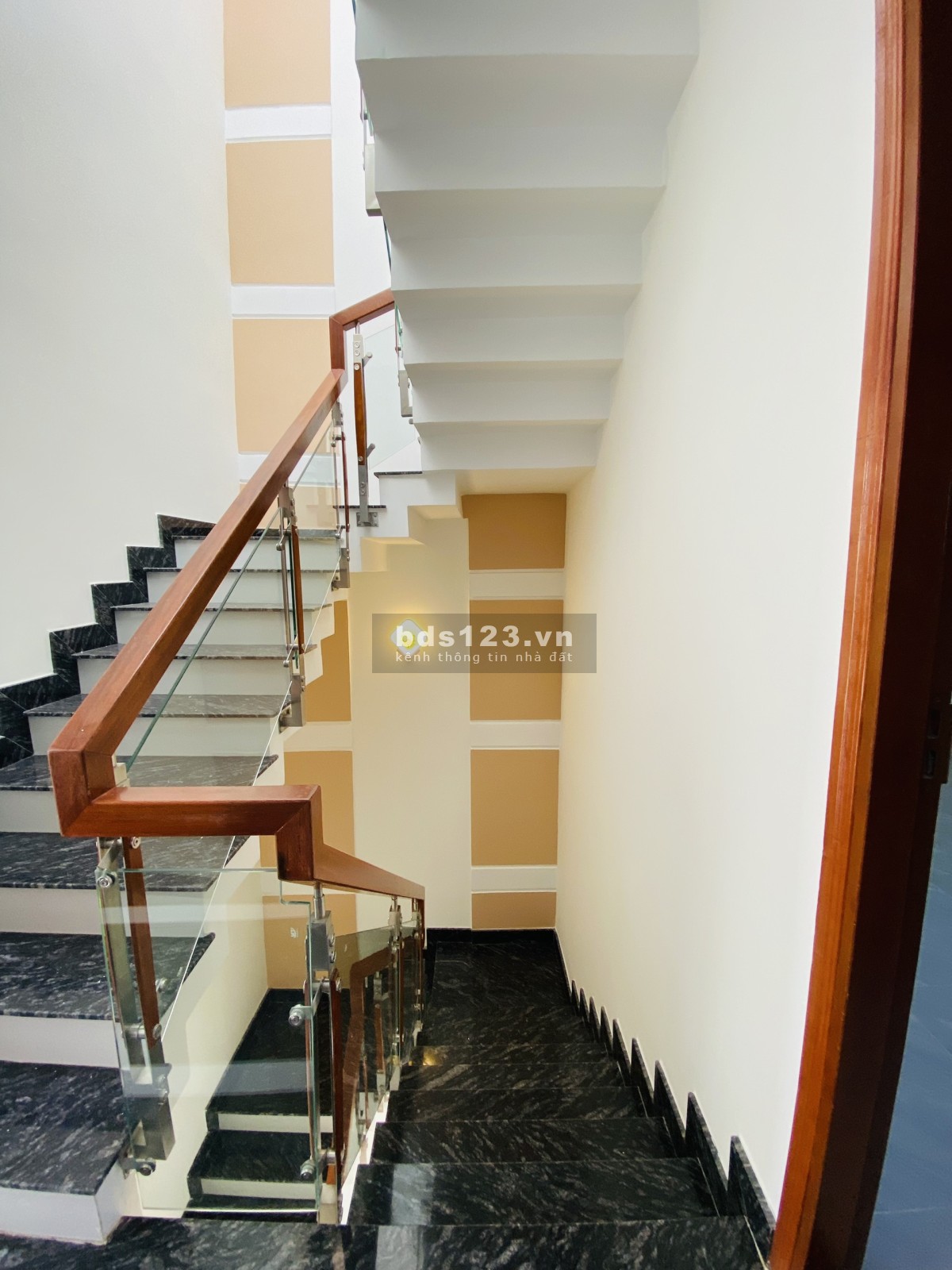 Bán nhà Bình Tân 60m2 4 tầng mới xây ngay chợ Phạm Đăng Giảng 5,8 Tỷ Lh: 0813123205