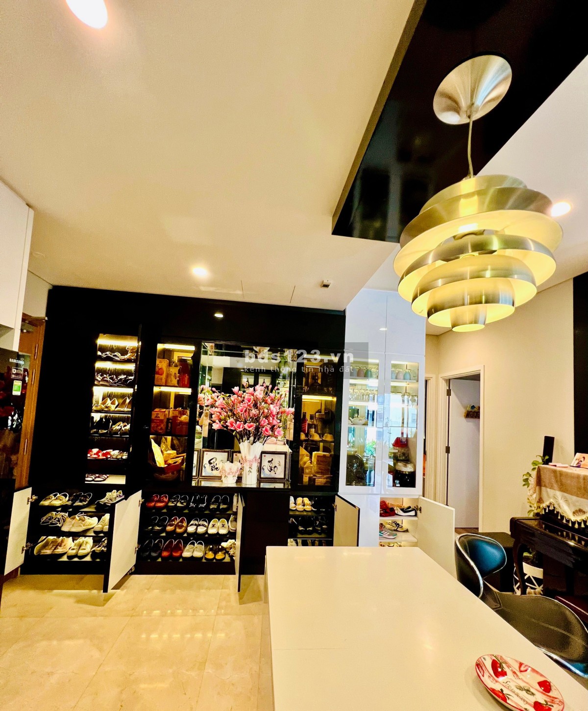Chính chủ cần bán căn 3pn nội thất hàng hiệu sang trọng và giá cực hiếm tại đảo kim cương
