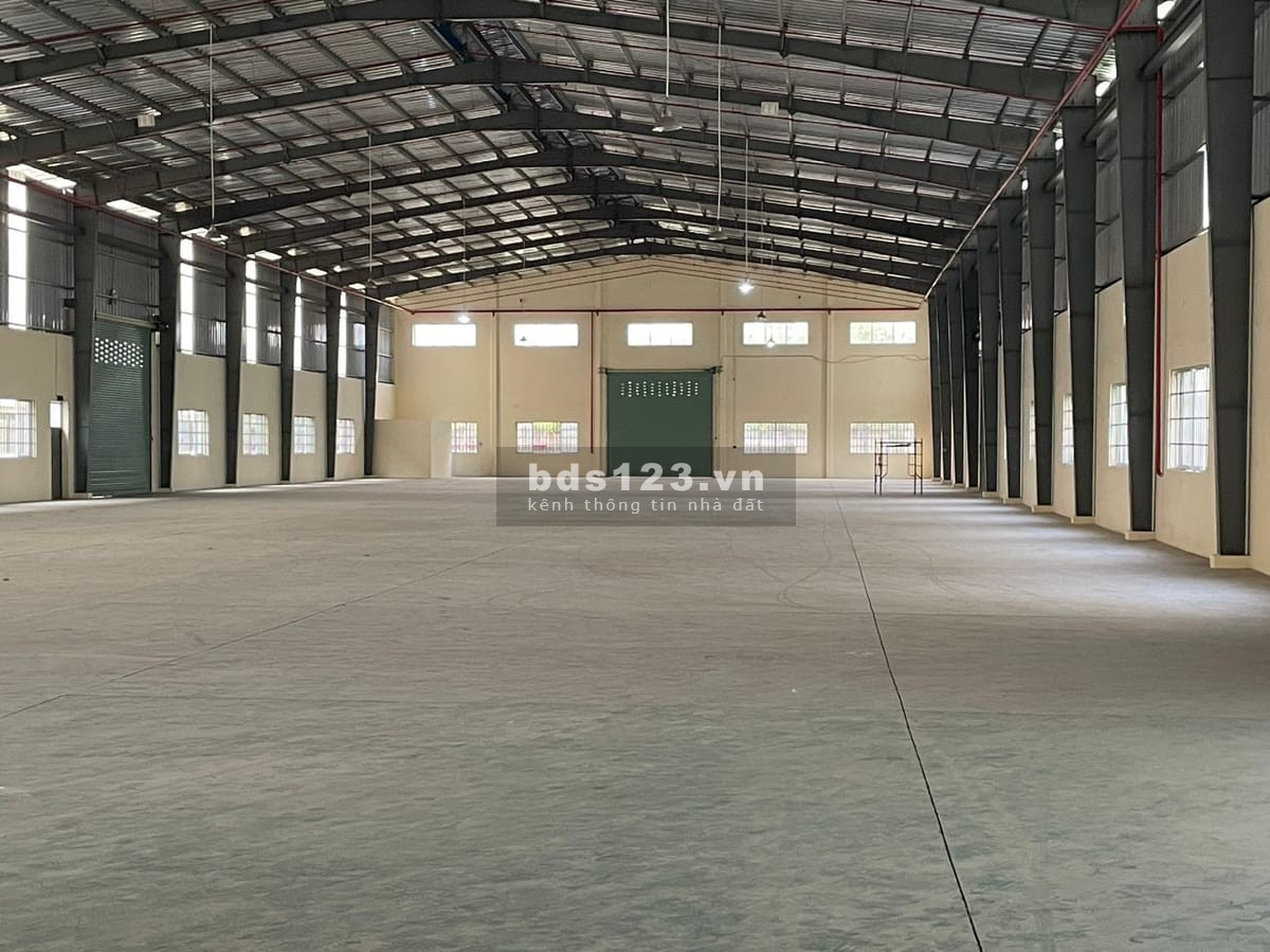 Cho thuê kho 1500m2 vị trí đẹp mặt tiền đường Hà Huy Giáp, Quận 12.