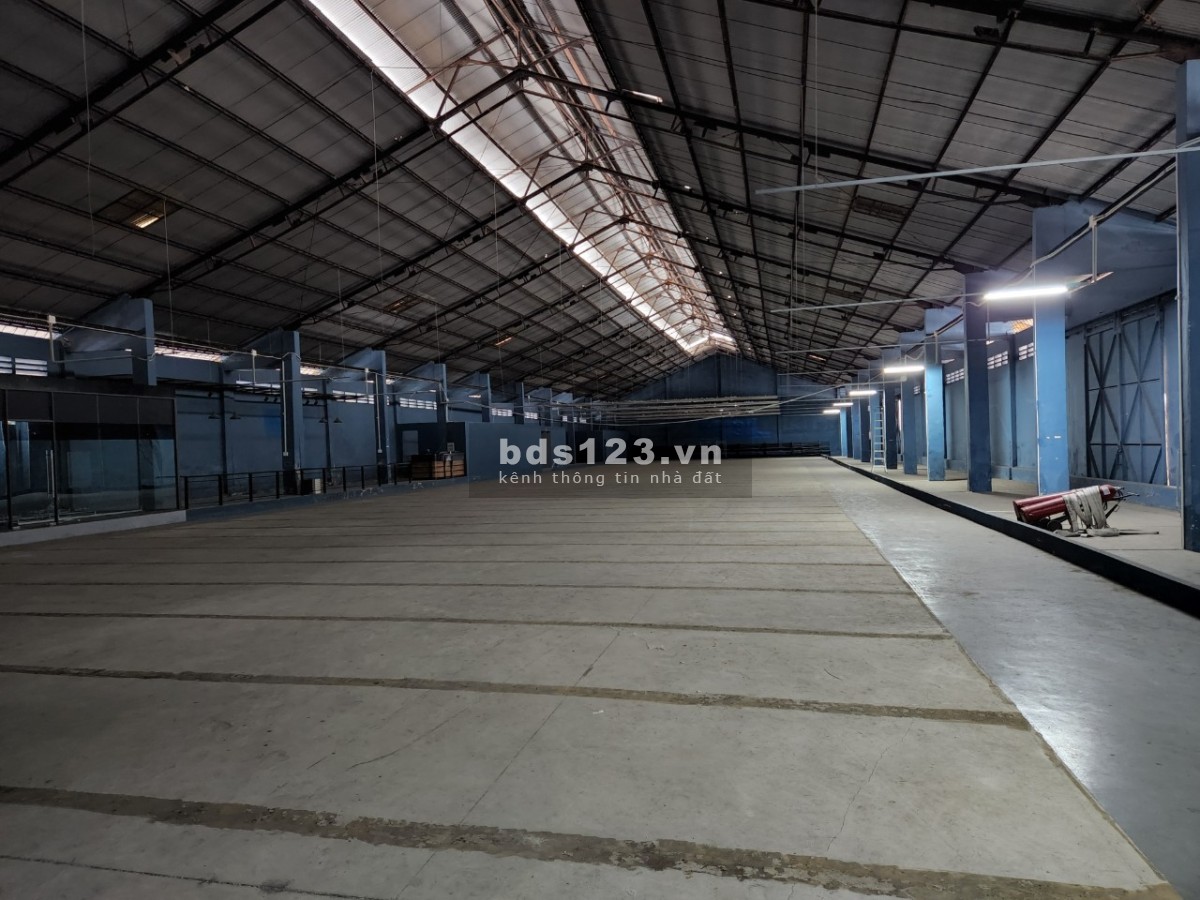 Cho thuê kho xưởng đạt chuẩn 2000m2 mặt tiền đường Nguyễn Tất Thành, Quận 4.