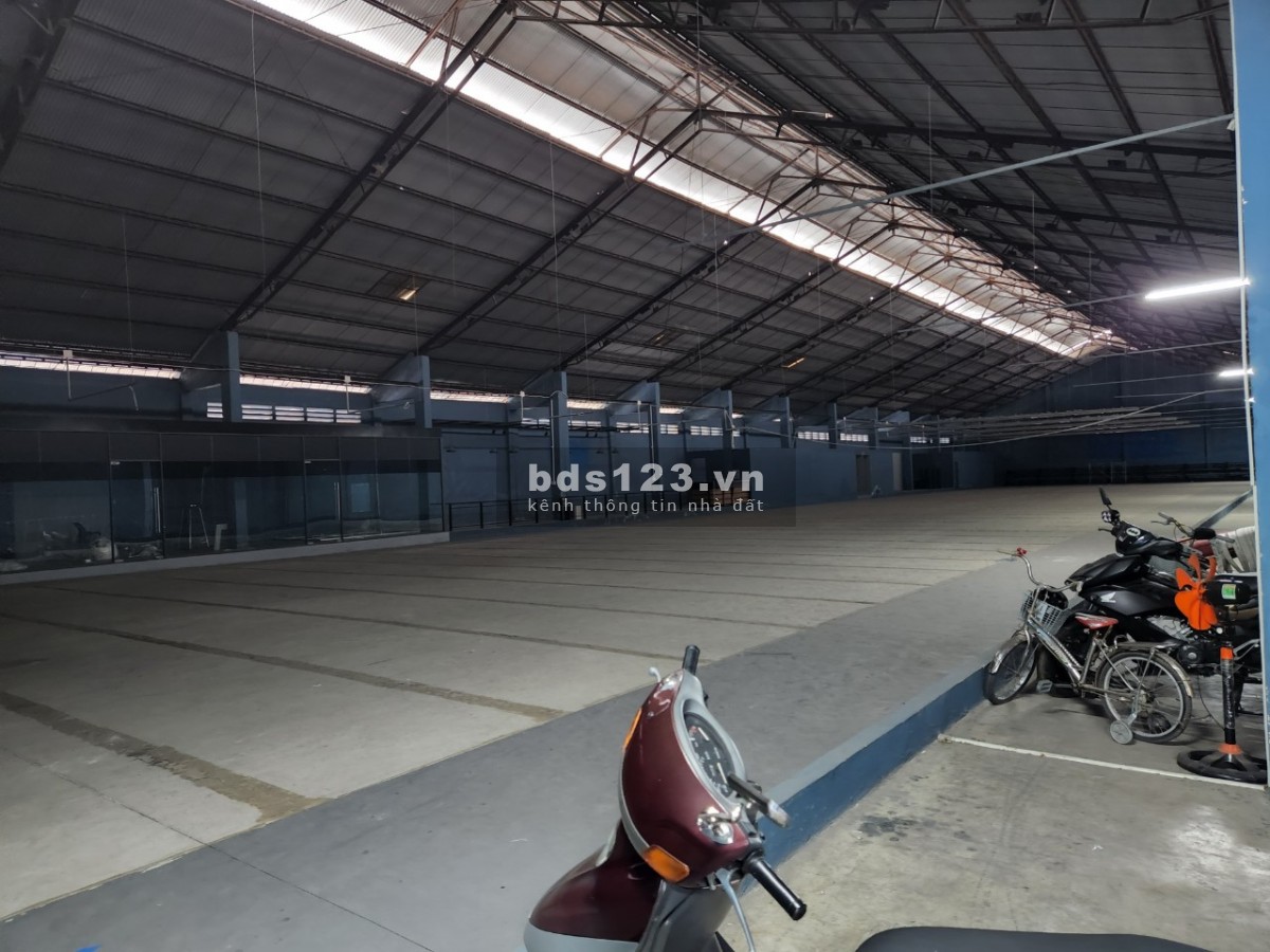 Cho thuê kho xưởng đạt chuẩn 2000m2 mặt tiền đường Nguyễn Tất Thành, Quận 4.