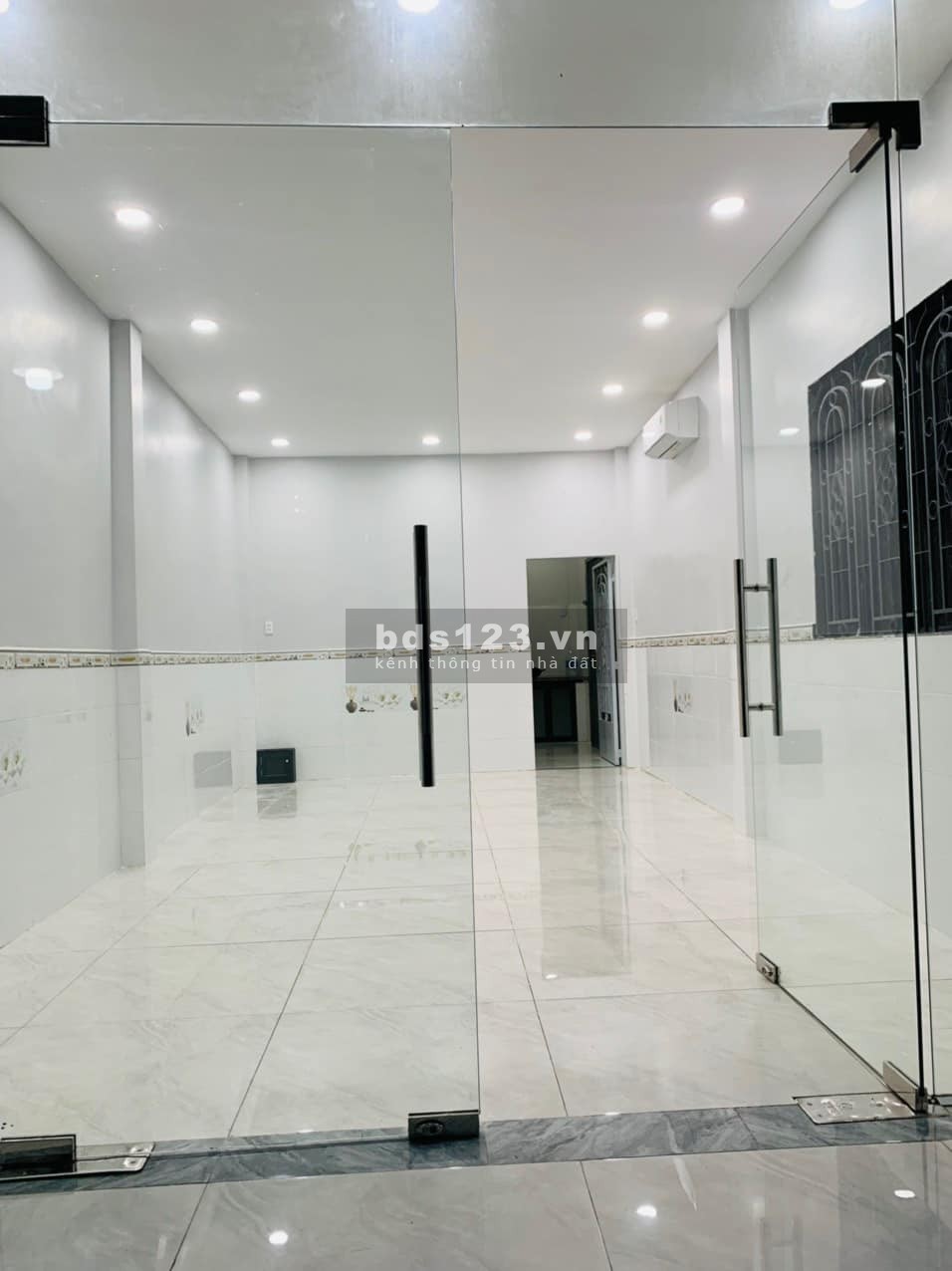 MBKD riêng biệt Nguyễn Tri Phương, đối diện chè Ý Phương, Dt 4x8m, Giá 9tr/th. MB mới
