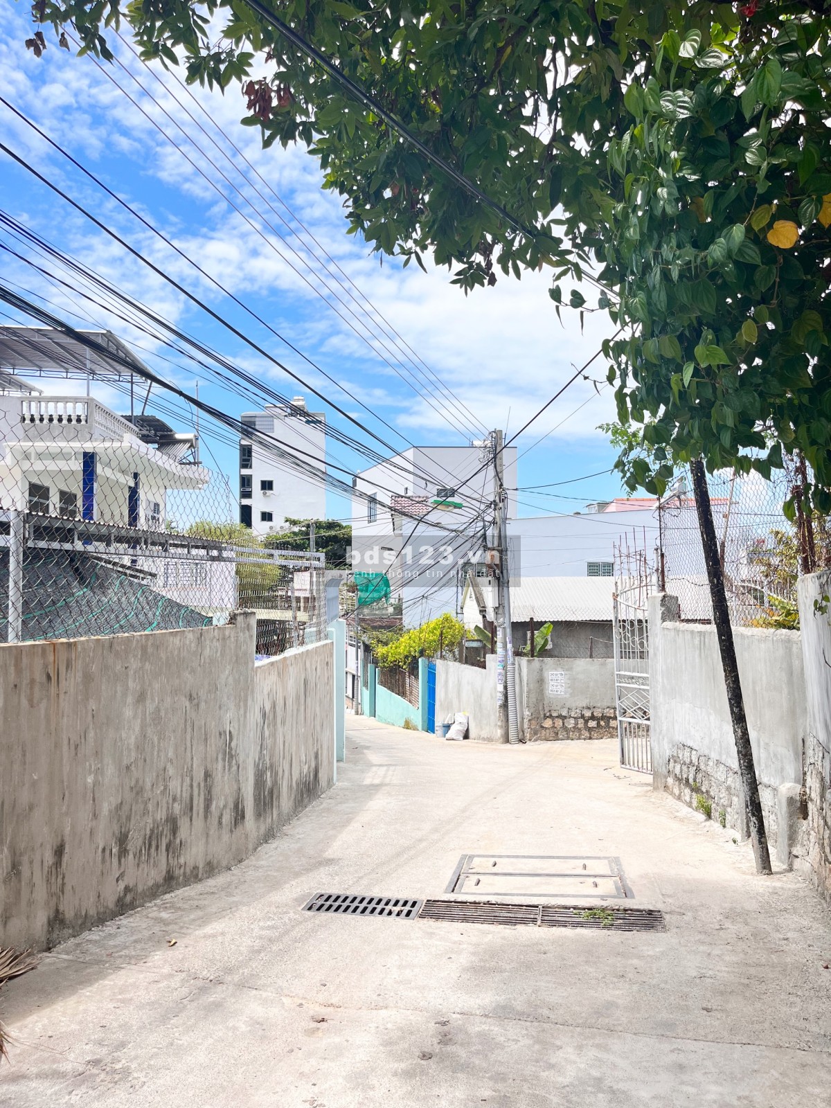 Cho thuê NNC Ngô Đến rộng trên 200m2 giá rẻ. Nhà 3 gian, hẻm xe hơi