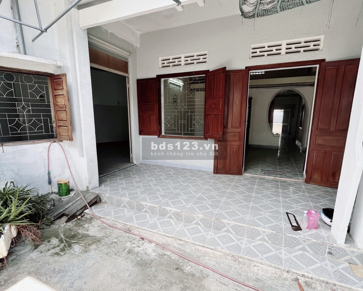 Cho thuê NNC Ngô Đến rộng trên 200m2 giá rẻ. Nhà 3 gian, hẻm xe hơi