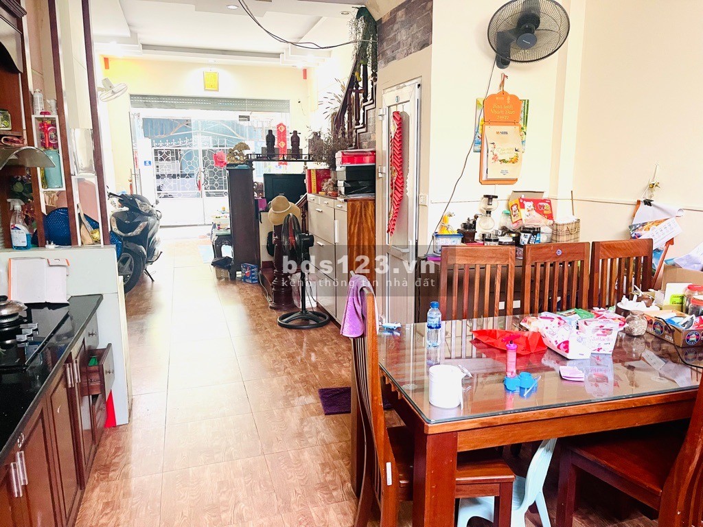 Gia đình Cần Bán nhà Ngọc Thuỵ Long Biên, 1 phút đi bộ lên cầu long biên, 52m2, 4T, Lh 0971426909