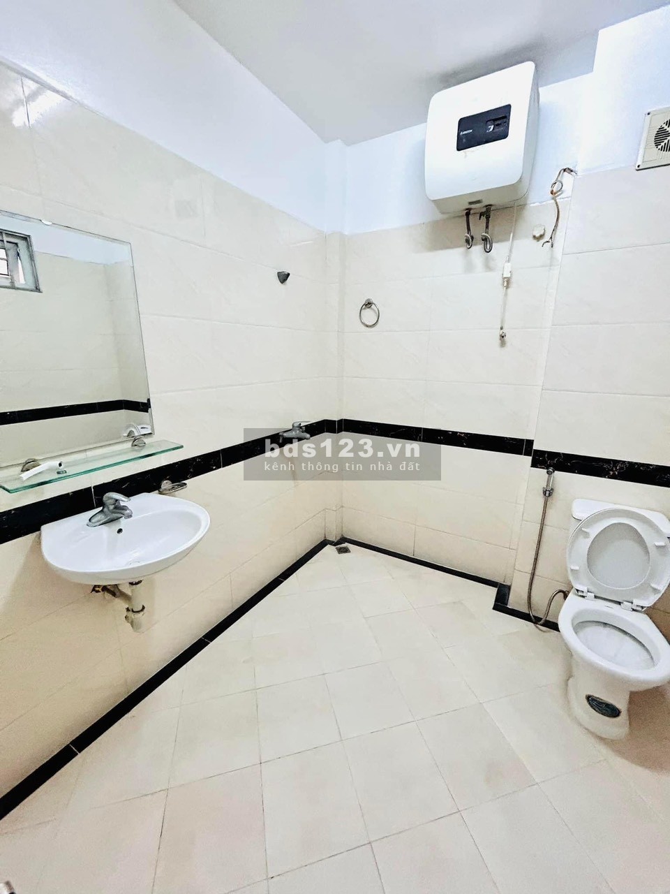 Cần bán gấp nhà 55 Thanh Lân, Hoàng Mai 30m2, 4 tầng, 2.6 tỷ.