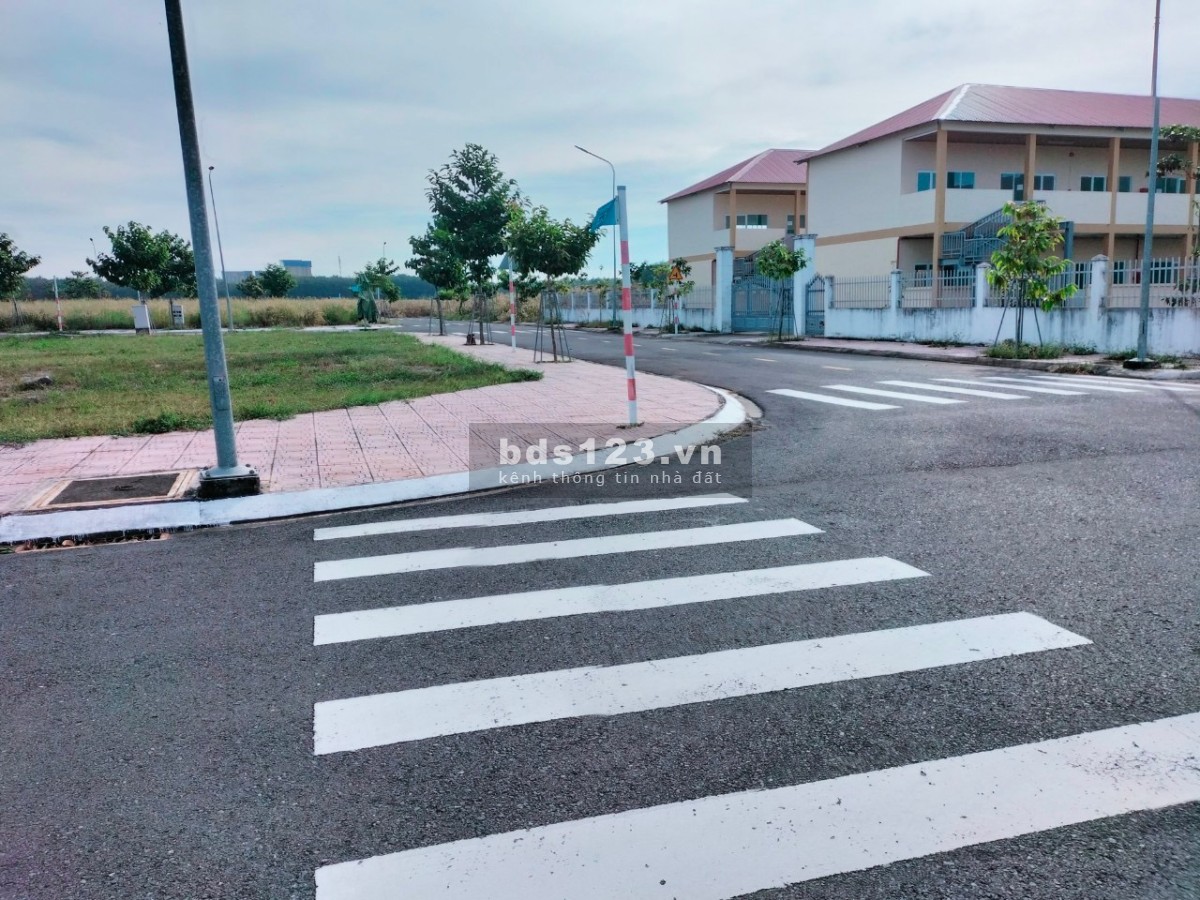 Cần bán lô đất đối diện trường cấp 1 giá 1ty550 sổ sẵn công chứng ngay