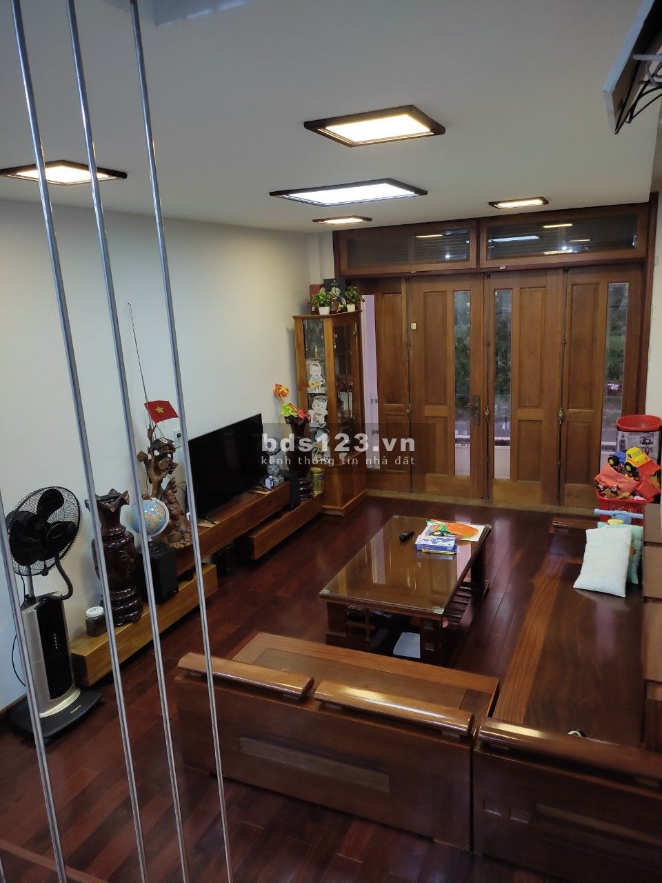 Cần bán gấp nhà 3 tầng 3 mê mặt tiền đường Nguyễn Hồng Ánh, trục đường 10m5, lề 5m, view sông Cẩm