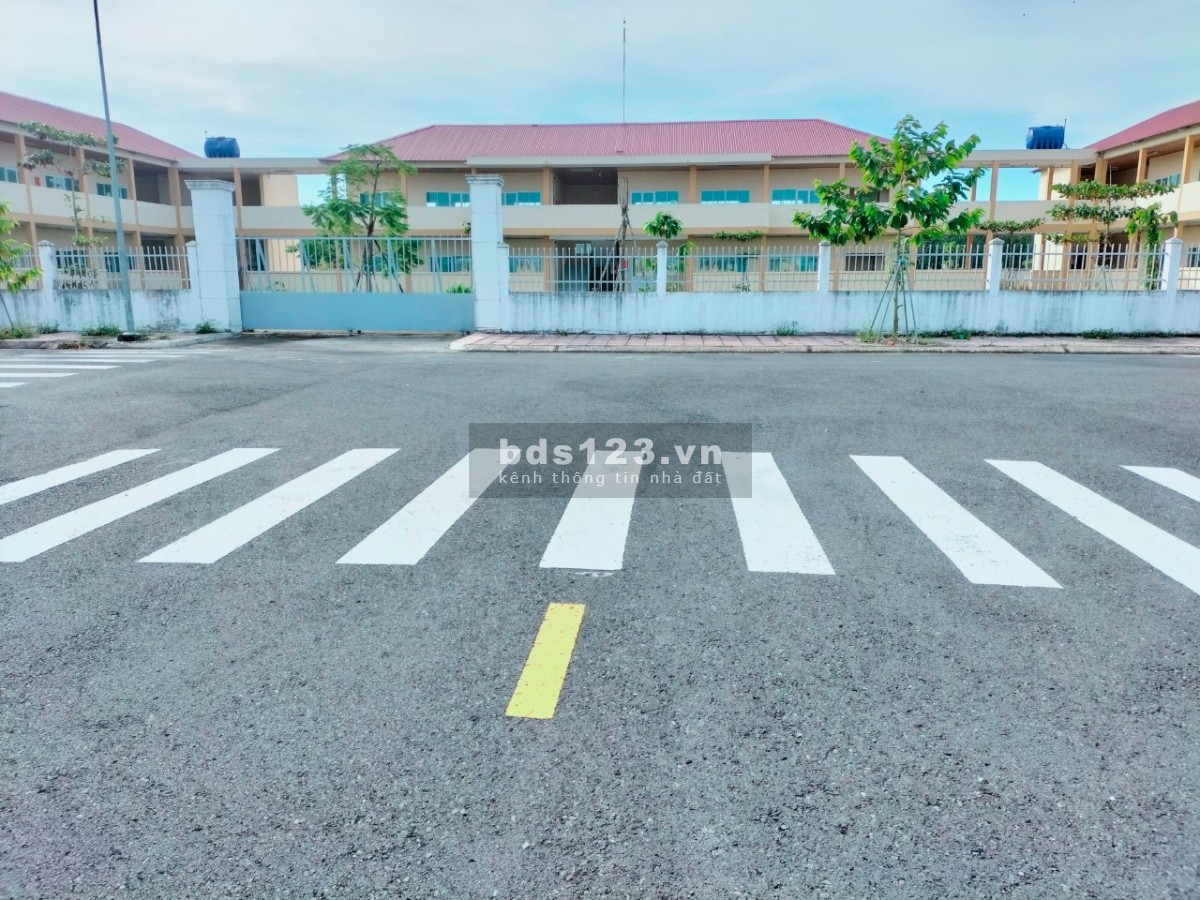 Cần bán lô đất đối diện trường cấp 1 giá 1ty550 sổ sẵn công chứng ngay