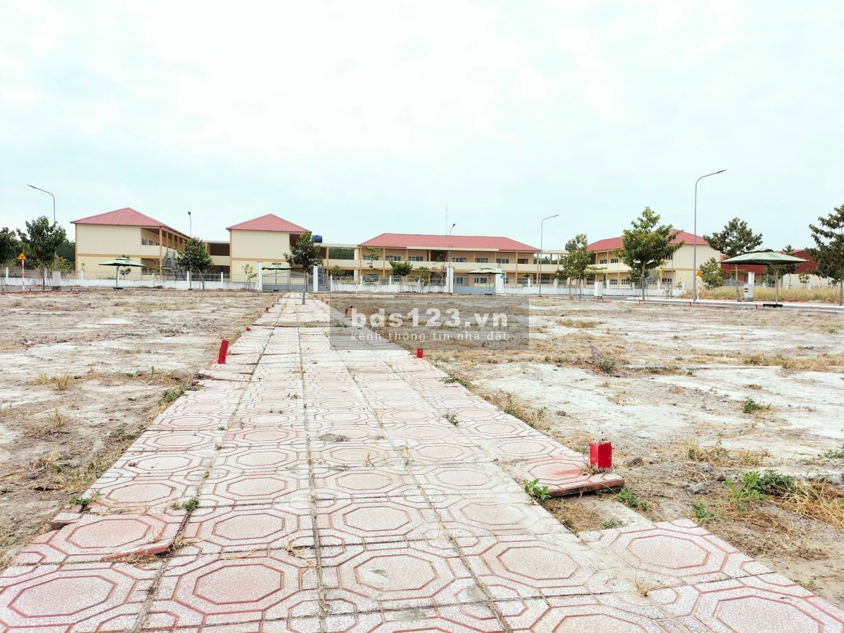 Cần bán lô đất đối diện trường cấp 1 giá 1ty550 sổ sẵn công chứng ngay