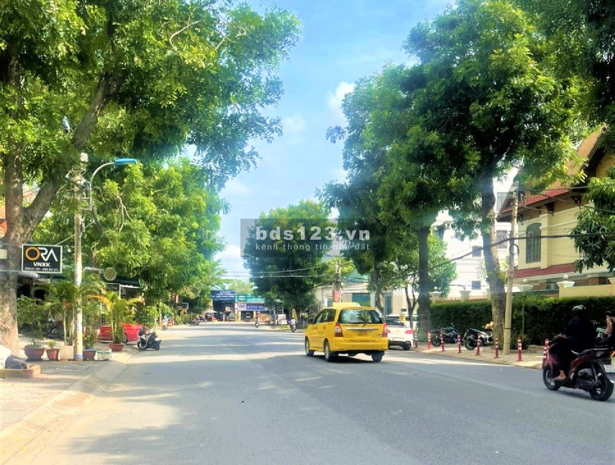 Gia đình đi Mỹ cần bán căn hộ dịch vụ 24 phòng 10*18m, 4 tầng, sổ hồng ngay Hoàng Quốc Việt, quận 7