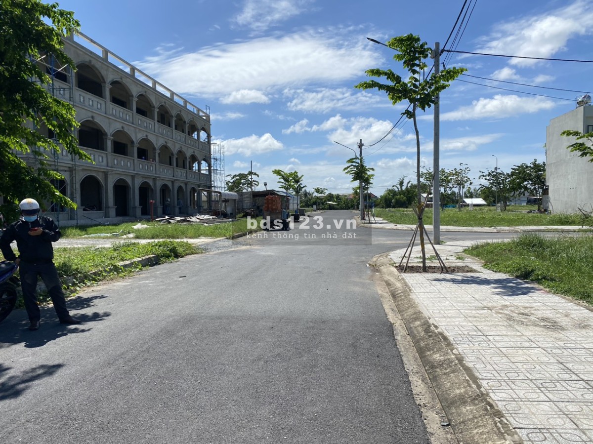 Chính chủ bán lô đất gốc 2 MT đường 16m 126m full thổ cư, view QLN2, Đức Hòa Long An