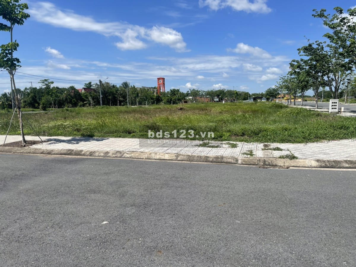 Chính chủ bán lô đất gốc 2 MT đường 16m 126m full thổ cư, view QLN2, Đức Hòa Long An