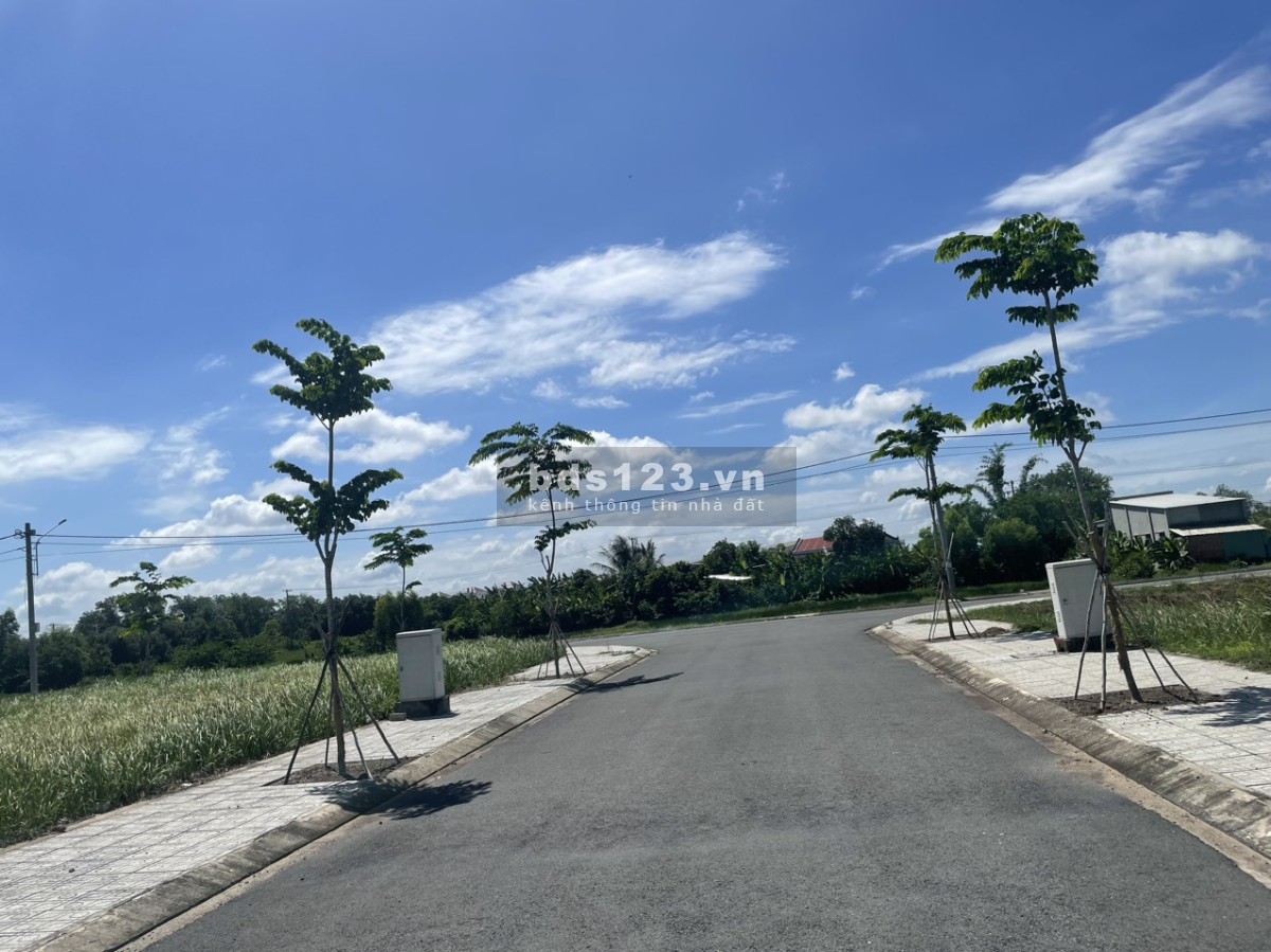 Chính chủ bán lô đất gốc 2 MT đường 16m 126m full thổ cư, view QLN2, Đức Hòa Long An