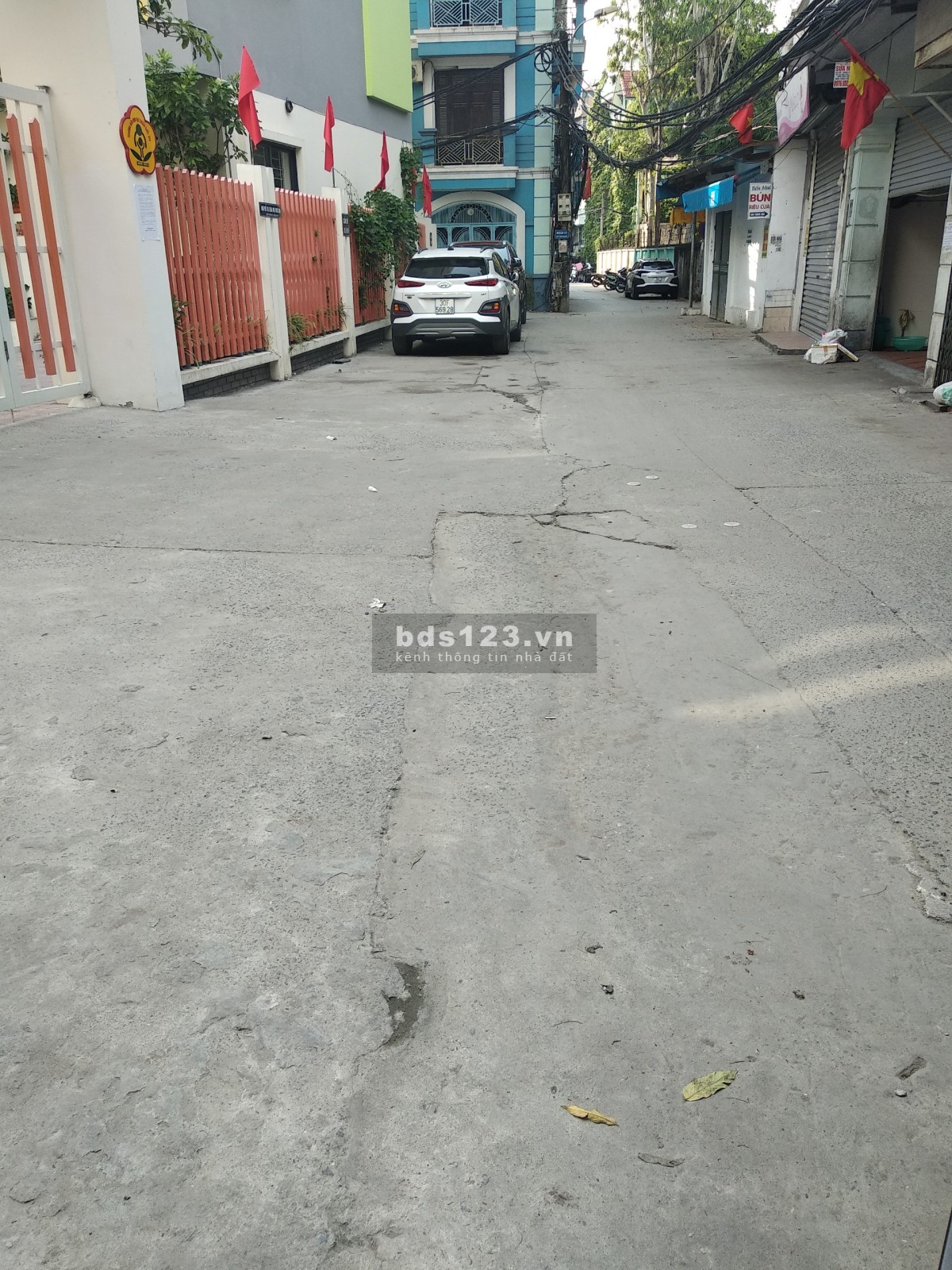 Bán nhà phố Hoàng Quốc Việt 55m2*3 tầng, chỉ 11.8 tỷ.
