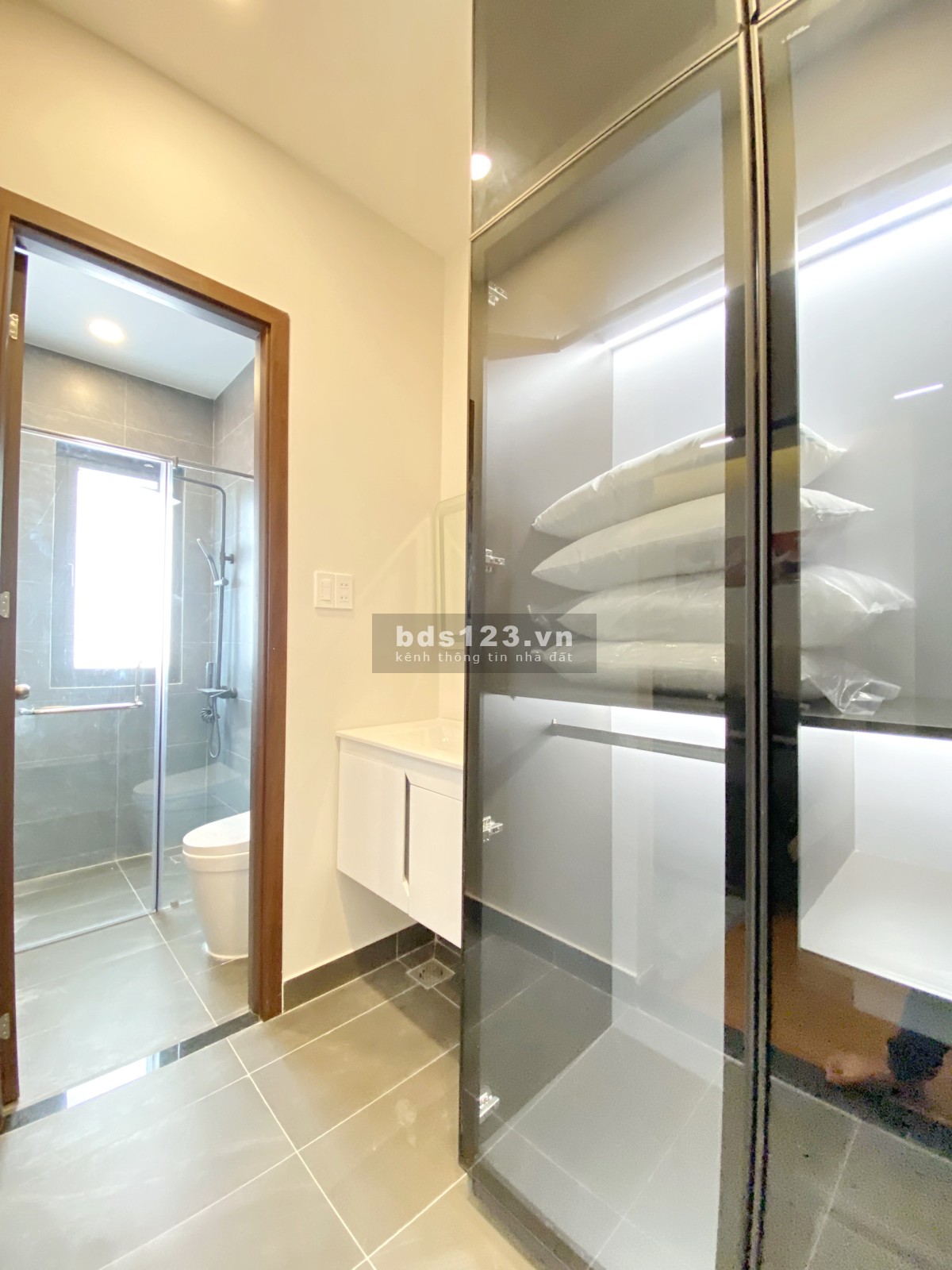Chủ nhà giảm 1 tỷ bán gấp nhà 2 lầu sân thượng Full nội thất cao cấp hẻm KDC Kiều Đàm, Q7