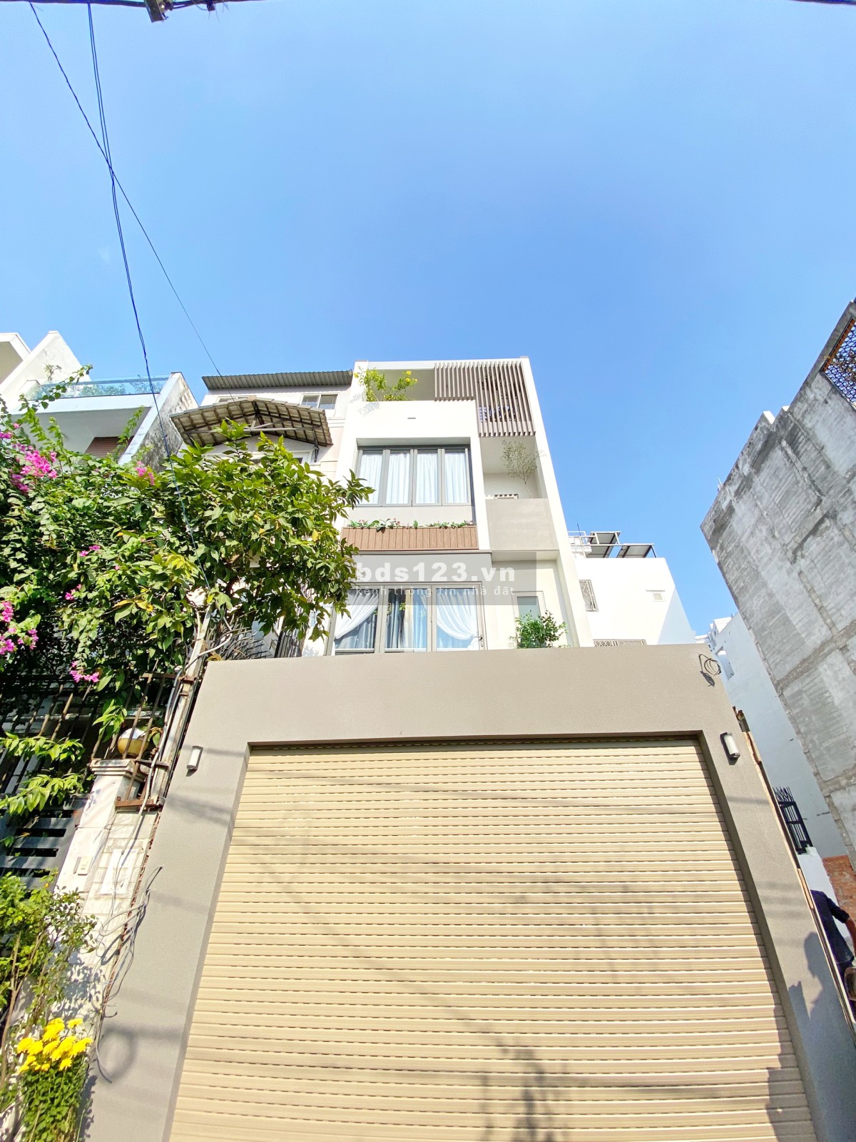 Chủ nhà giảm 1 tỷ bán gấp nhà 2 lầu sân thượng Full nội thất cao cấp hẻm KDC Kiều Đàm, Q7
