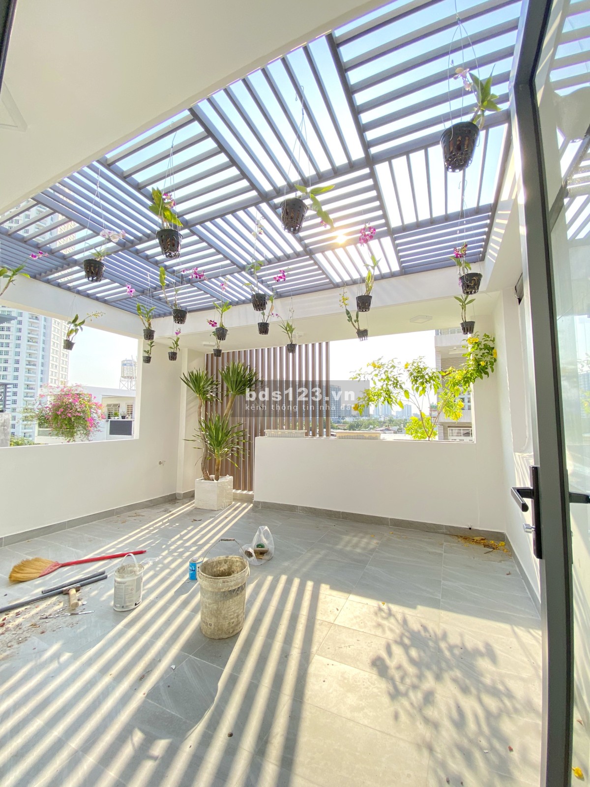Chủ nhà giảm 1 tỷ bán gấp nhà 2 lầu sân thượng Full nội thất cao cấp hẻm KDC Kiều Đàm, Q7