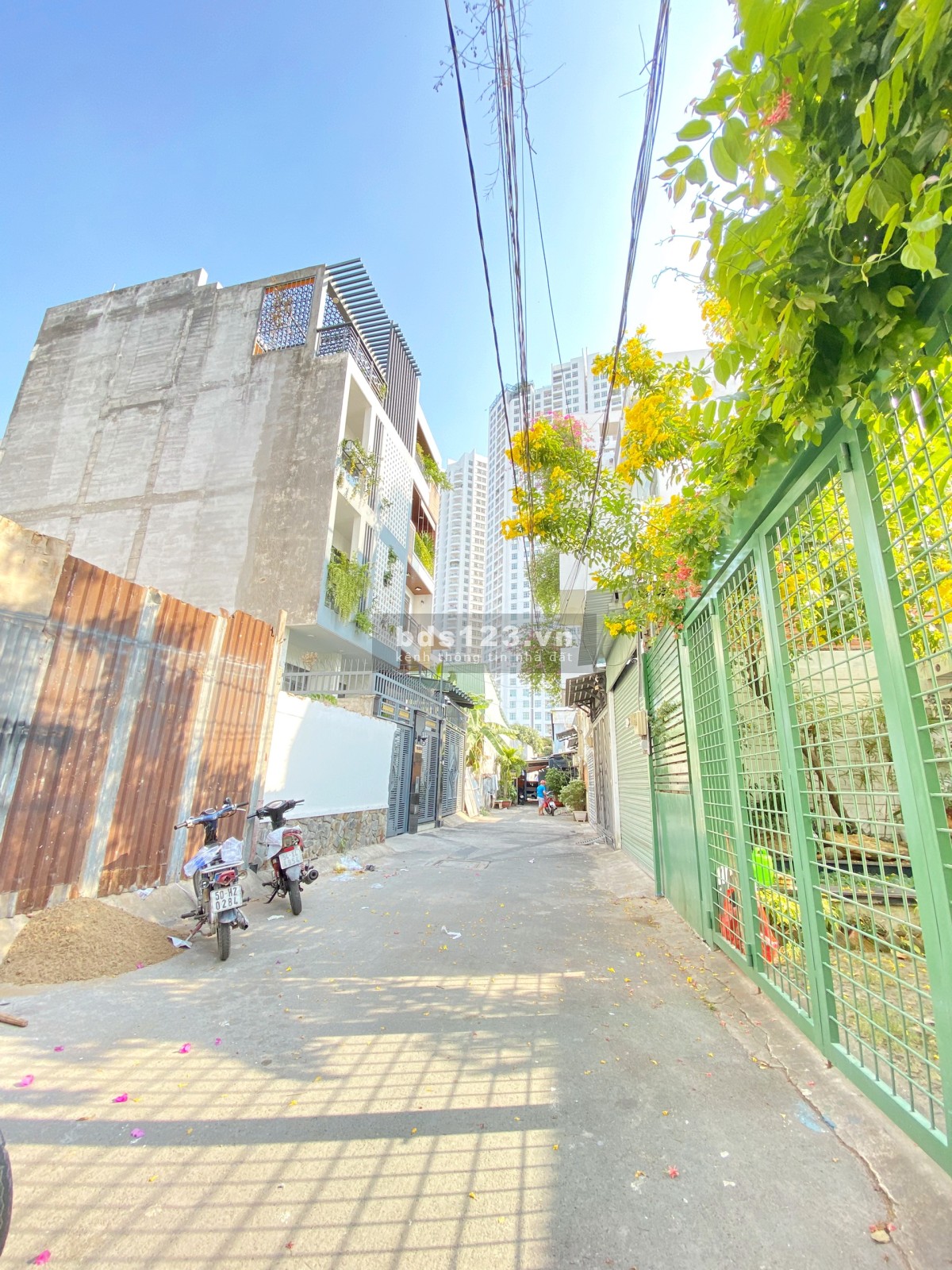 Chủ nhà giảm 1 tỷ bán gấp nhà 2 lầu sân thượng Full nội thất cao cấp hẻm KDC Kiều Đàm, Q7