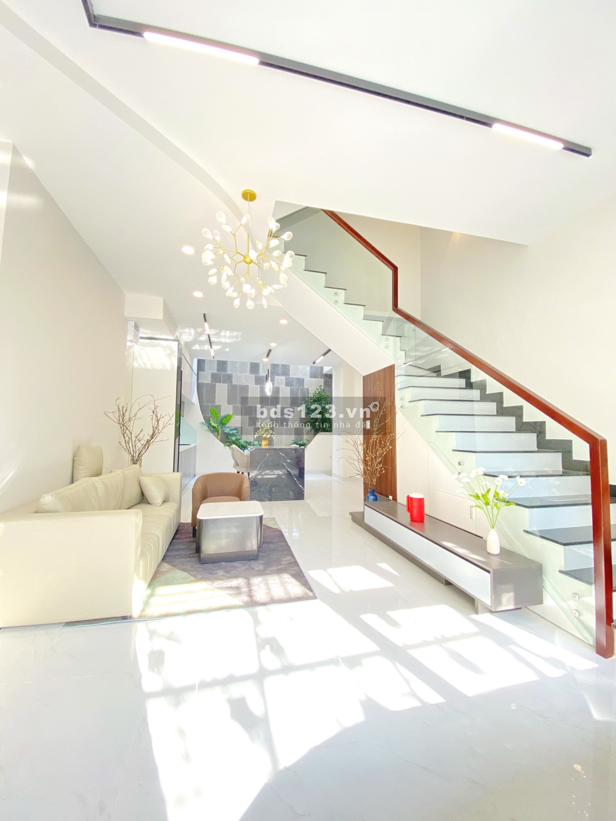 Chủ nhà giảm 1 tỷ bán gấp nhà 2 lầu sân thượng Full nội thất cao cấp hẻm KDC Kiều Đàm, Q7