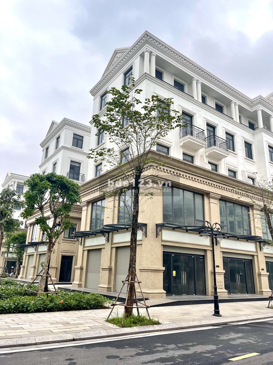 Bán nhà phố thương mại 3 mặt tiền 140m2, Đông Nam giá 8,8 tỷ tại Vinhomes Ocean Park