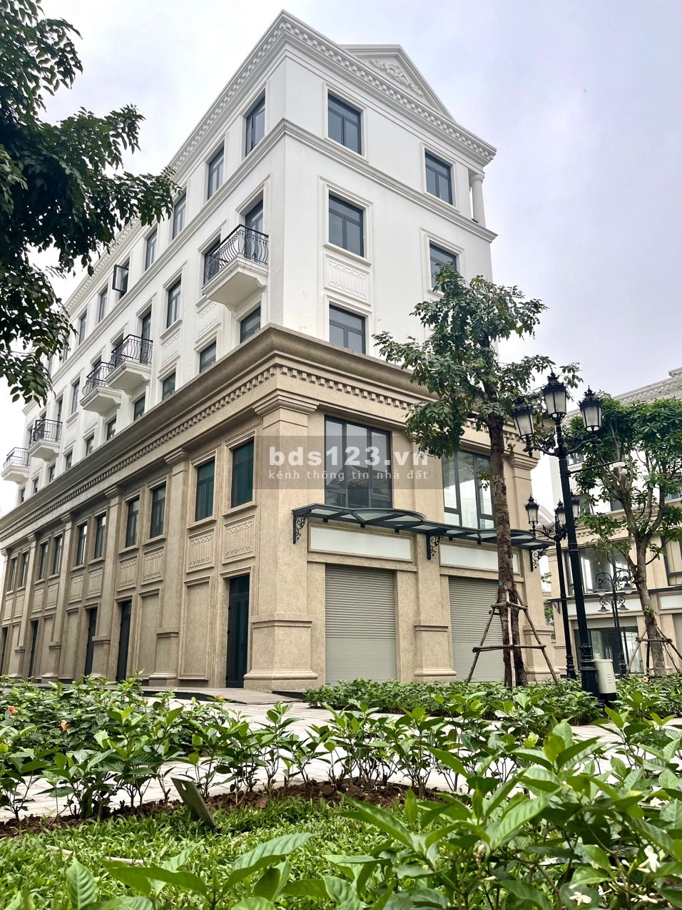 Bán nhà phố thương mại 3 mặt tiền 140m2, Đông Nam giá 8,8 tỷ tại Vinhomes Ocean Park