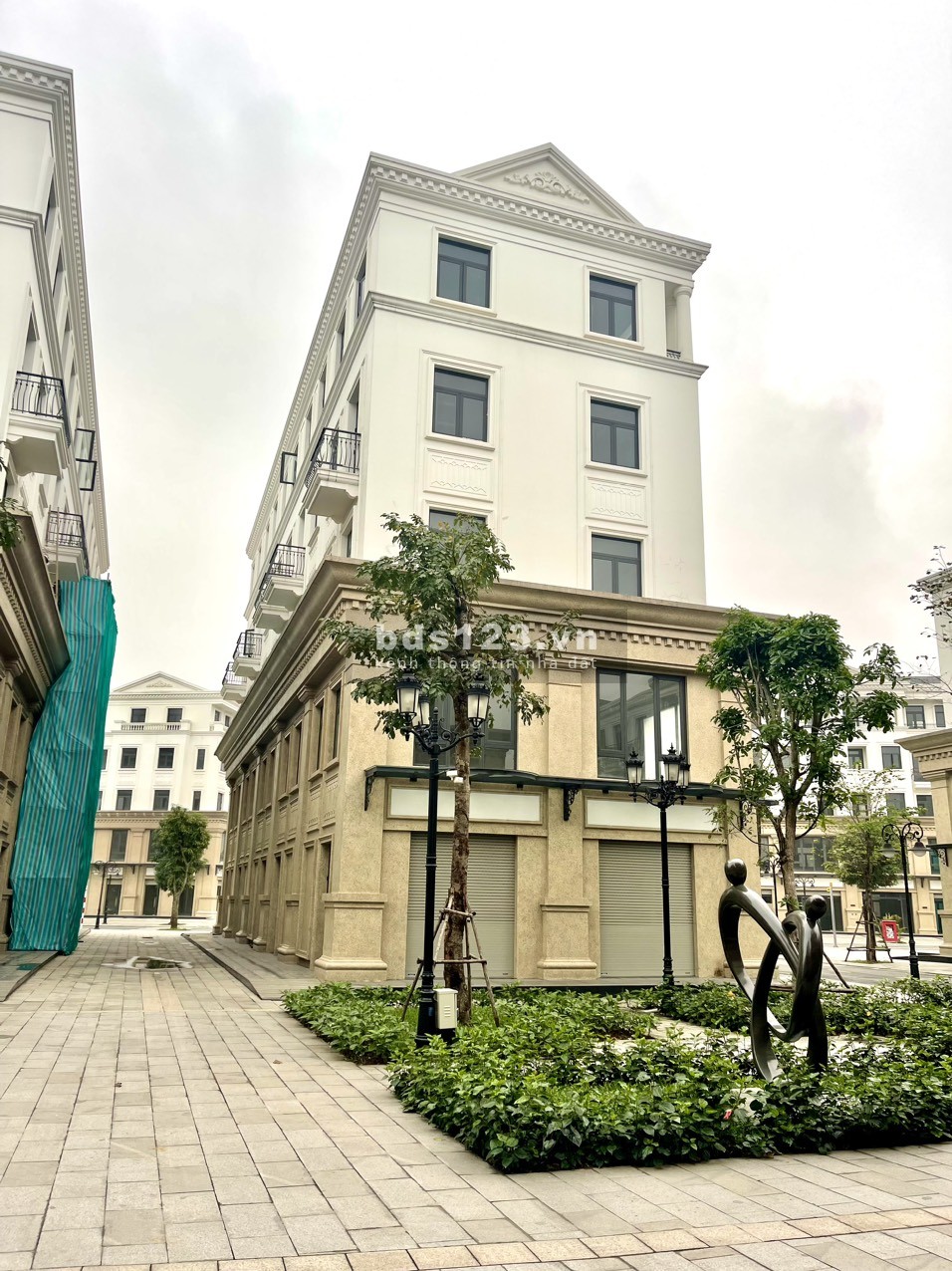 Bán nhà phố thương mại 3 mặt tiền 140m2, Đông Nam giá 8,8 tỷ tại Vinhomes Ocean Park