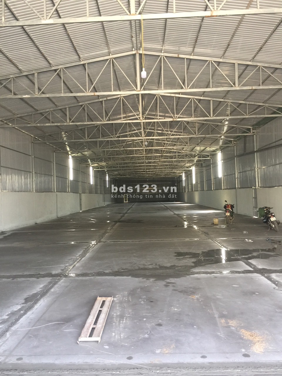 Cho thuê kho xưởng chứa hàng 1600m2 mặt tiền đường Thạnh Lộc 15, Quận 12.