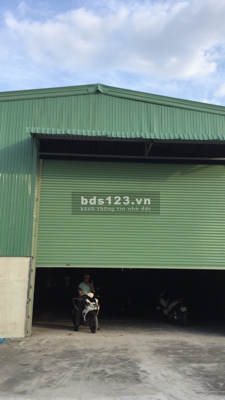 Cho thuê kho xưởng chứa hàng 1600m2 mặt tiền đường Thạnh Lộc 15, Quận 12.