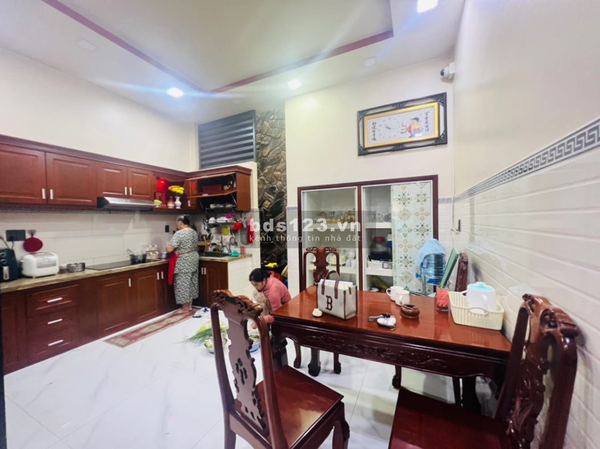 Bán gấp nhà Lê Văn Quới, HXH đỗ, thẳng 1 trục, 1 trệt 2 lầu, nội thất 5 sao chỉ 3.5 tỷ