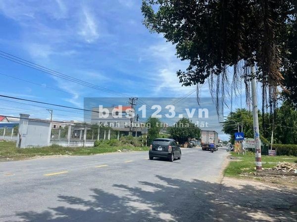Kẹt tiền cần bán gấp 21x50= 1050m2 đất ở chợ, gần KCN dân đông giá chỉ 530 triệu .