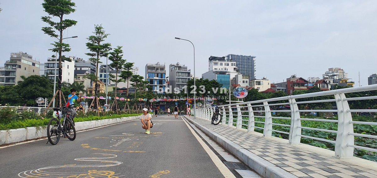 Bán nhà mặt phố Trấn Vũ, Tây Hồ, DT 140m2, MT khủng, KD đa dạng