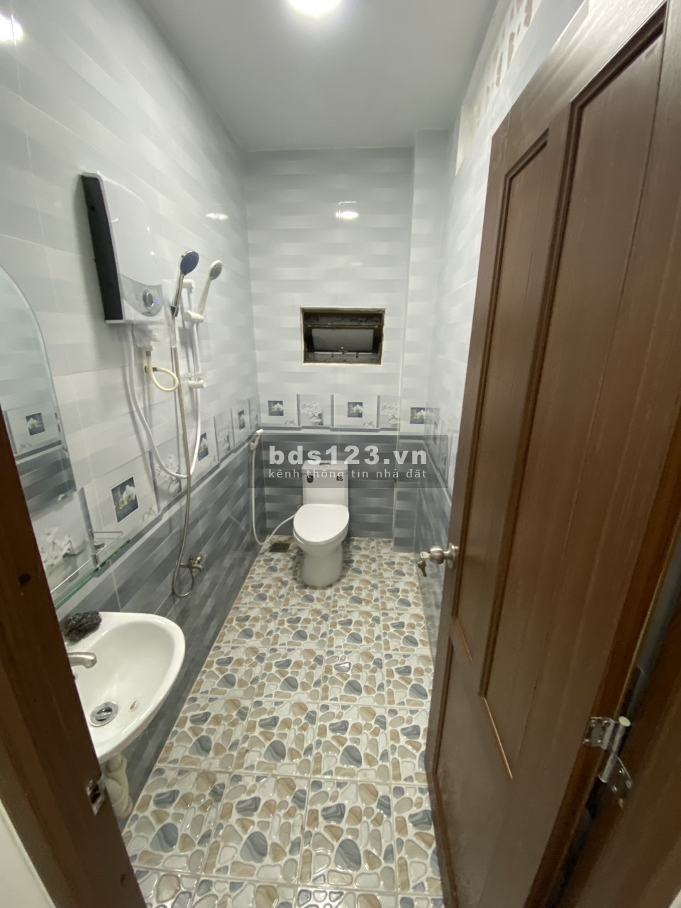 Nhà nguyên căn 1061/86/15 Lạc Long Quân, diện tích 138 m2,4 phòng ngủ