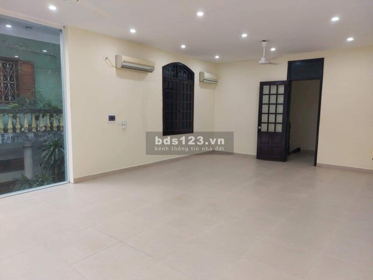 Cần bán nhà phân lô ngõ rộng ô tô vào tận cửa, thông ra phố Hoàng Quốc Việt 57m