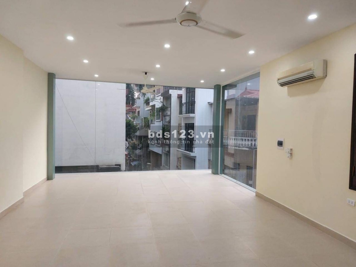 Cần bán nhà phân lô ngõ rộng ô tô vào tận cửa, thông ra phố Hoàng Quốc Việt 57m