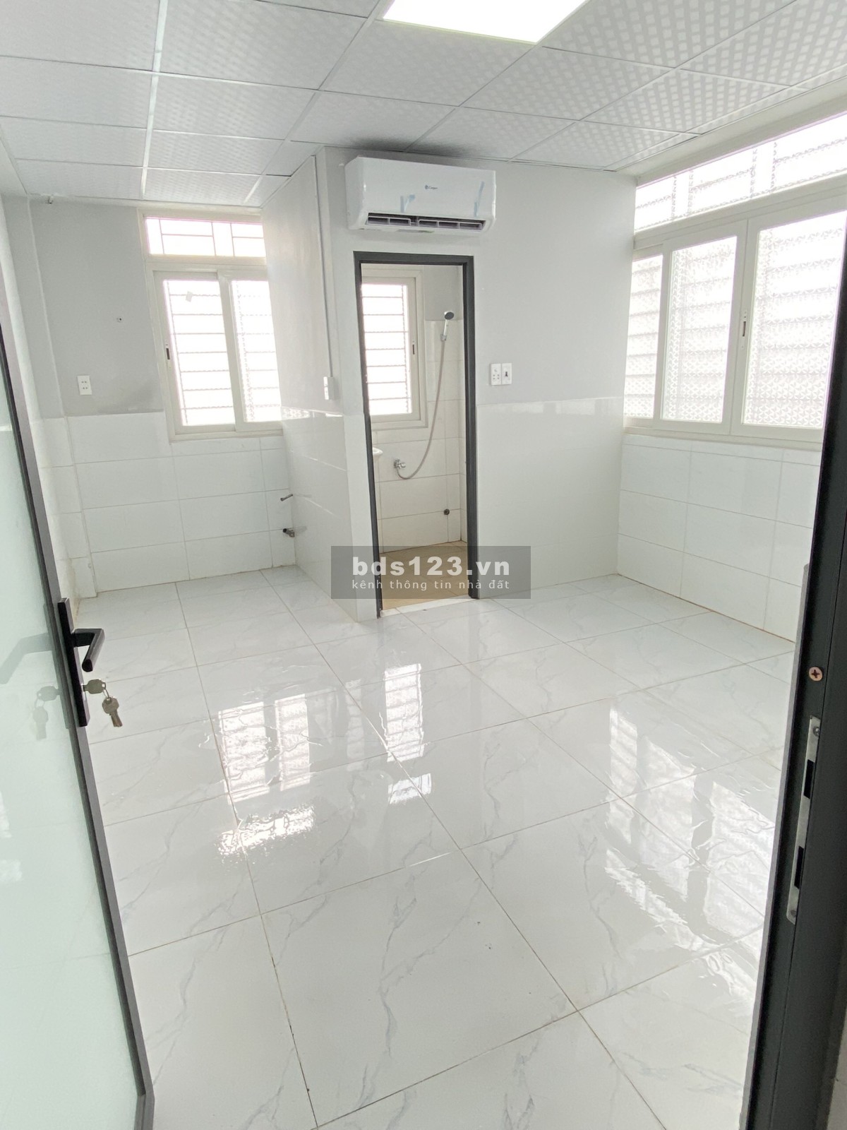 Phòng trọ mới 100% full nội thất Nguyễn Văn Lượng giá chỉ 4,3tr đến 4,5tr có ban công - Free xe