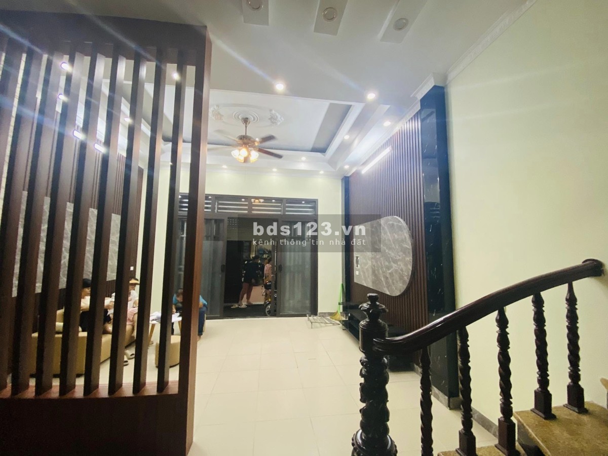 Nhà đẹp Nguyễn Khang, 30M ra phố oto tránh, kinh doanh tấp nập, 50m, 4 tầng chưa đến 6 tỷ