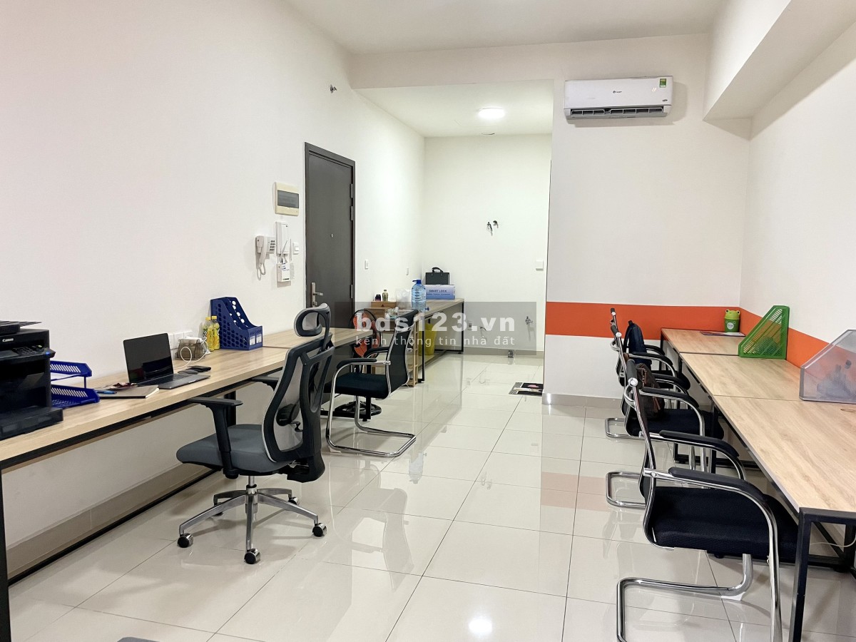 Cho thuê văn phòng đầy đủ nội thất bàn ghế + sofa - căn góc riêng biệt yên tĩnh