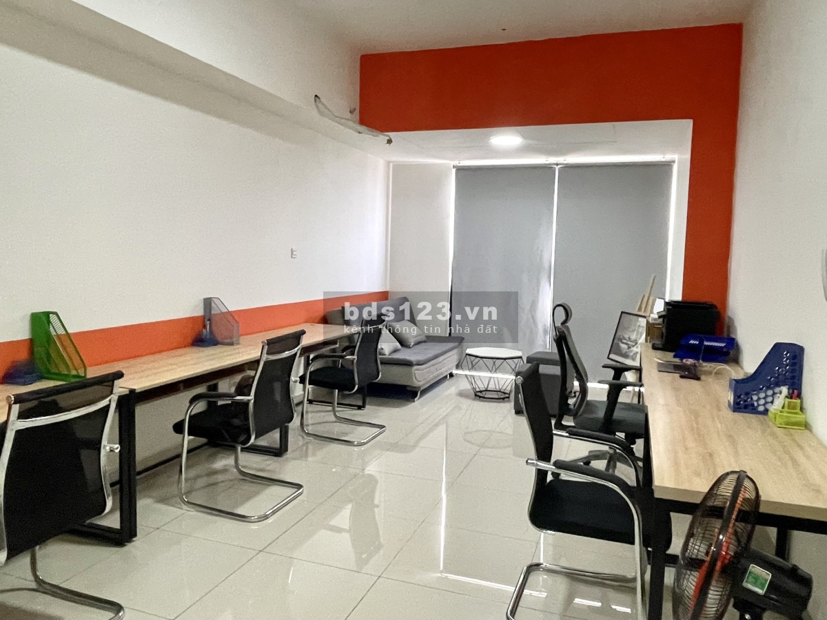 Cho thuê văn phòng đầy đủ nội thất bàn ghế + sofa - căn góc riêng biệt yên tĩnh