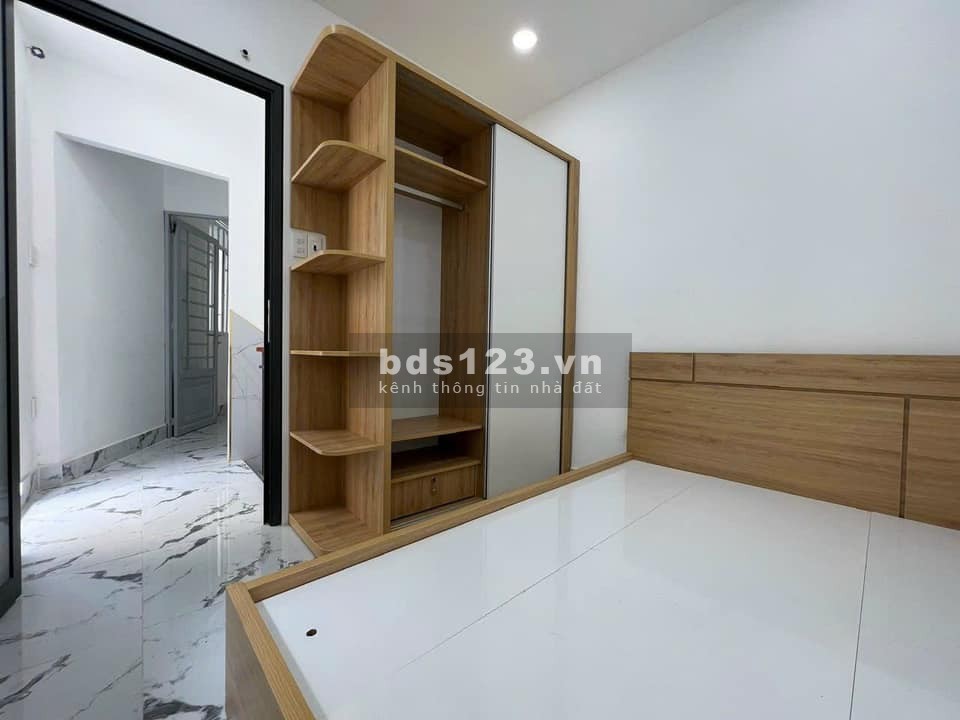 Bán nhà rutng tâm Quận 4, sầm uất, gần đại học Nguyễn Tất Thành, 4x7, nhỉnh 2 tỷ
