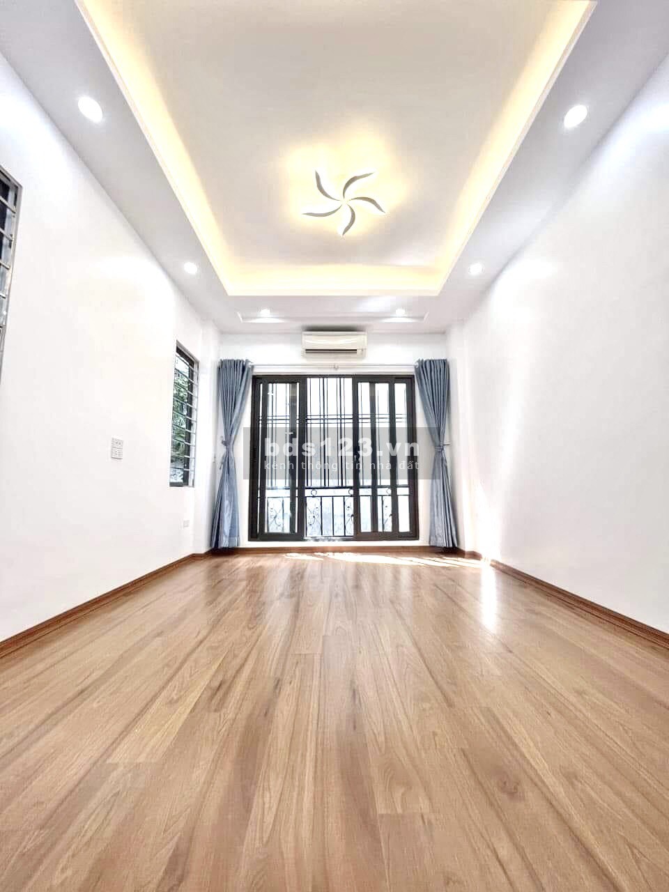 Bán gấp căn nhà 36 Dịch Vọng Hậu. Nhà mới thiết kế hiện đại chỉ hơn 4 tỷ . Đẹp long lanh. Xem ngay