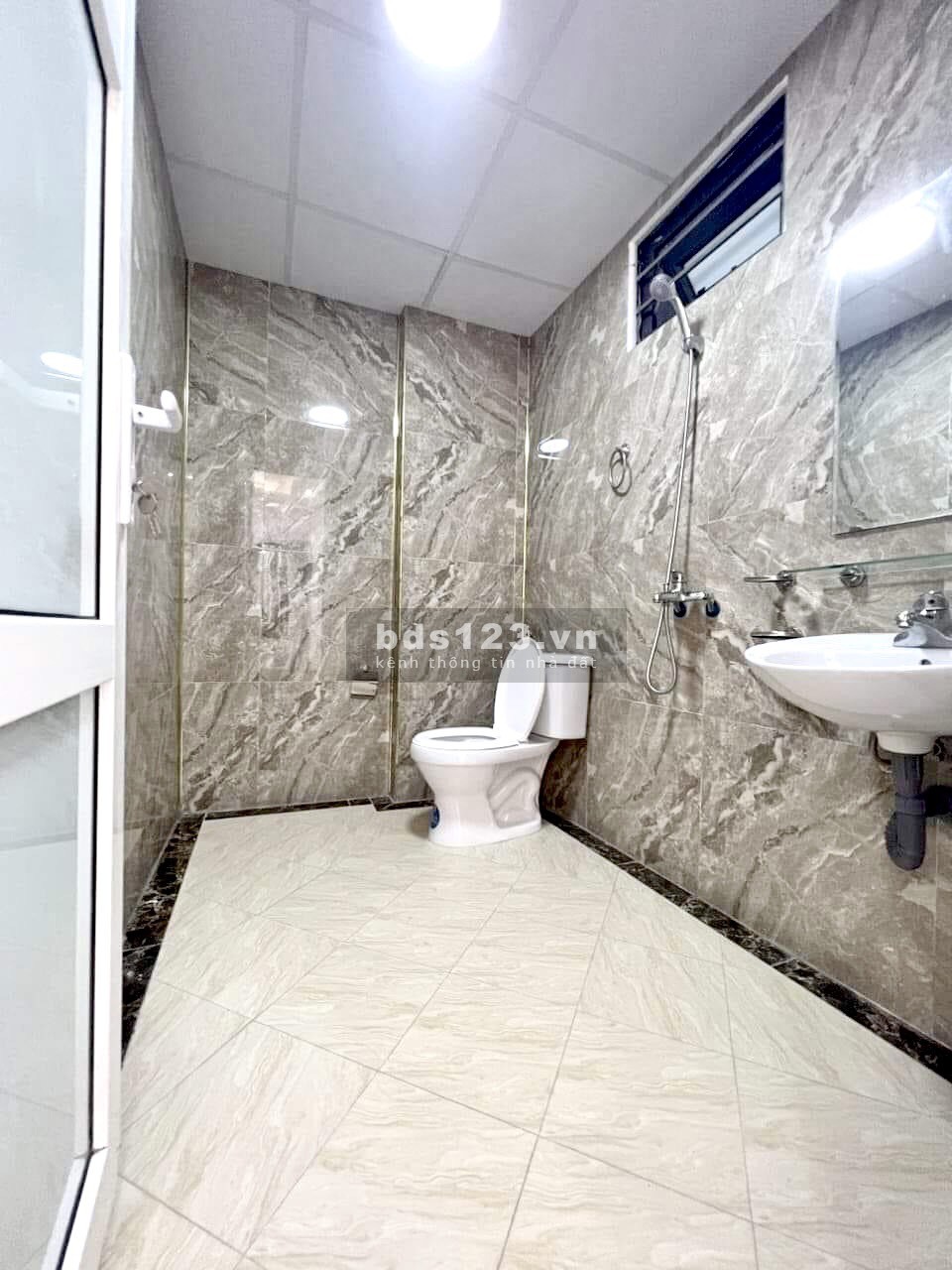 Bán gấp căn nhà 36 Dịch Vọng Hậu. Nhà mới thiết kế hiện đại chỉ hơn 4 tỷ . Đẹp long lanh. Xem ngay