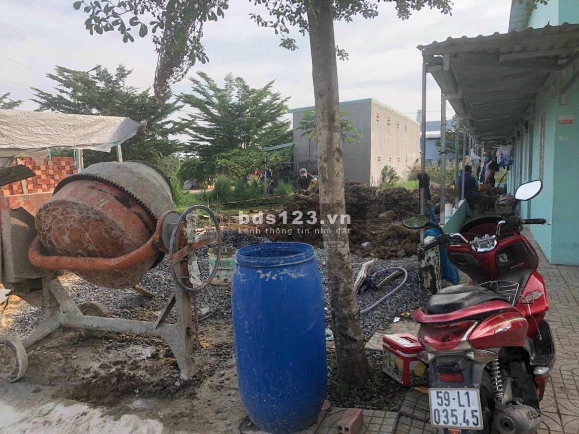 Bán gấp dãy trọ 6 phòng Long An đường nhựa 14m lòng khu công nghiệp.