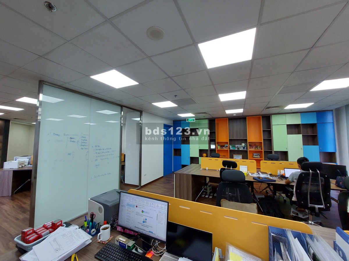 Cần cho thuê văn phòng với diện tích 171m2 tại tòa TechnoPark nhìn ra VinUni