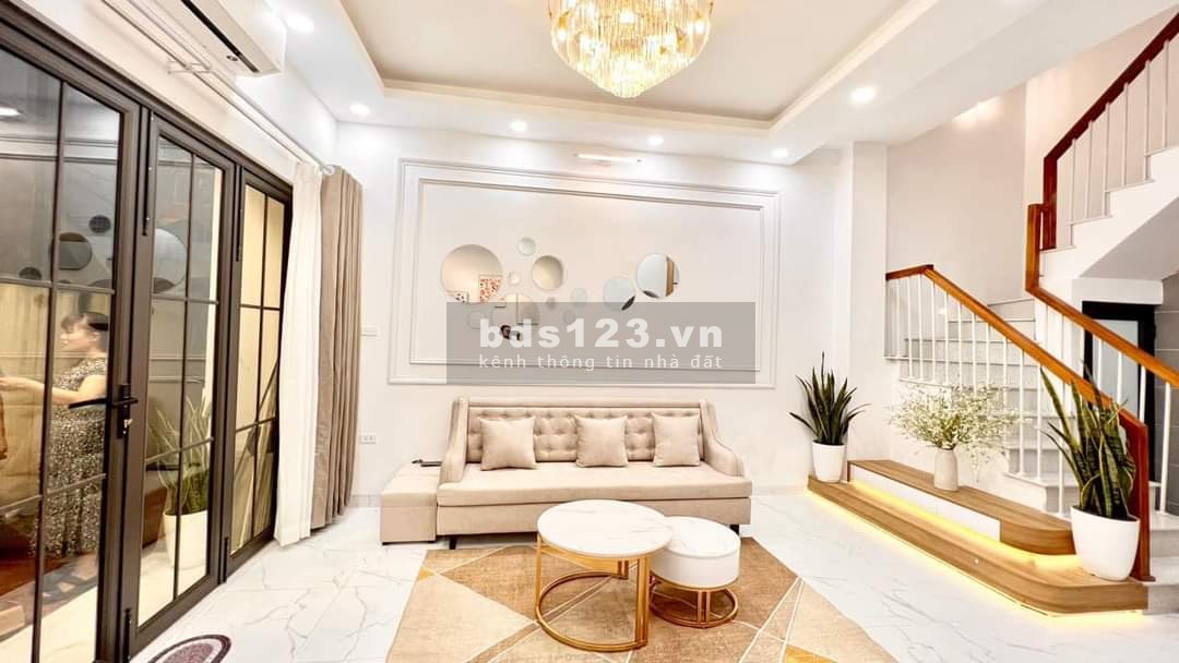 Gia đình có căn nhà 5 tầng mới xây tại Phố Võng Thị - Trung tâm Tây Hồ cần bán