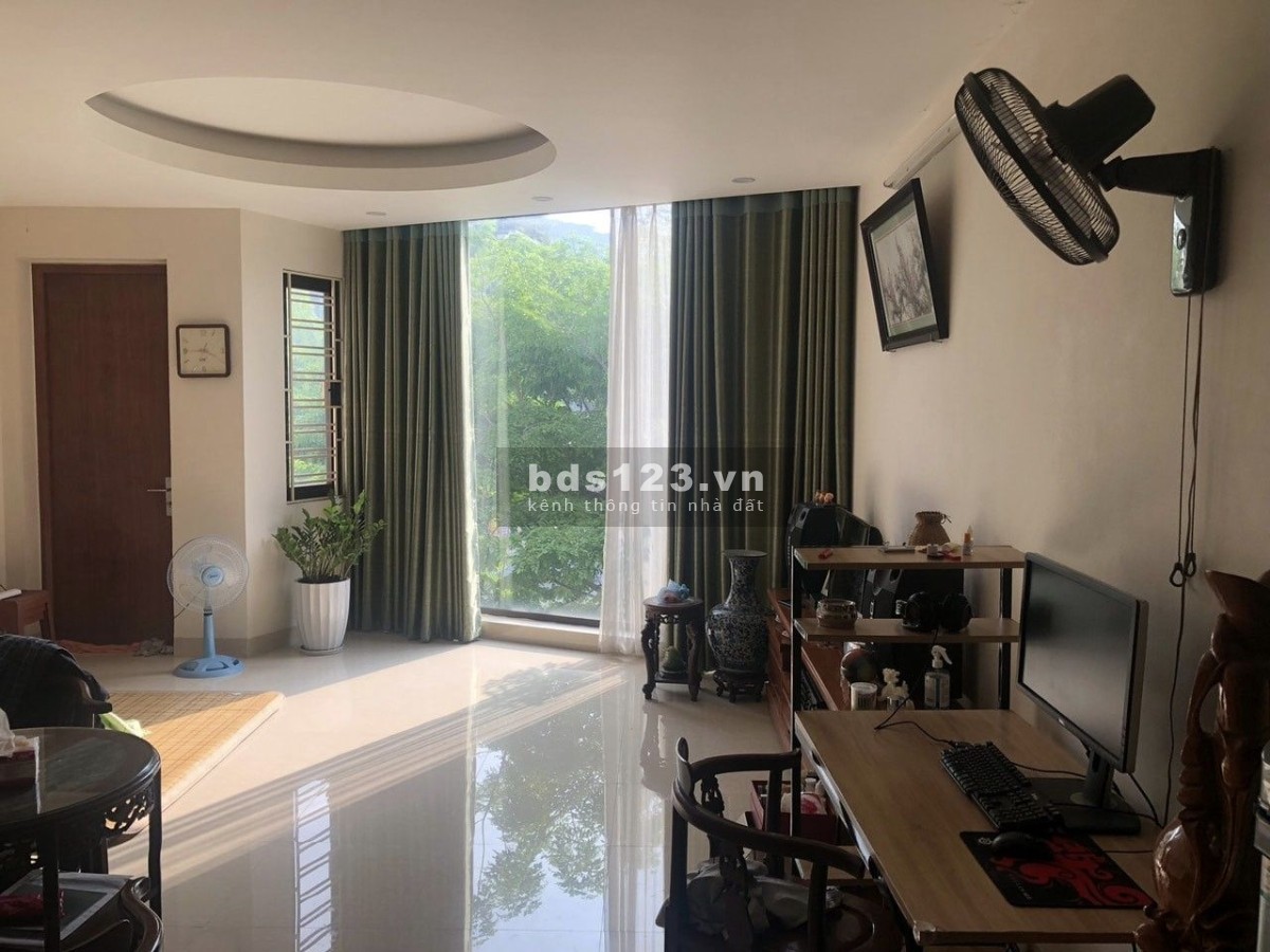 Bán nhà mặt đường Võ Chí Công. Dt 79m, 5T, Mt 6.6m, Giá 26,9 Tỷ. Vị trí KDoanh đa dạng, Khá Hiếm