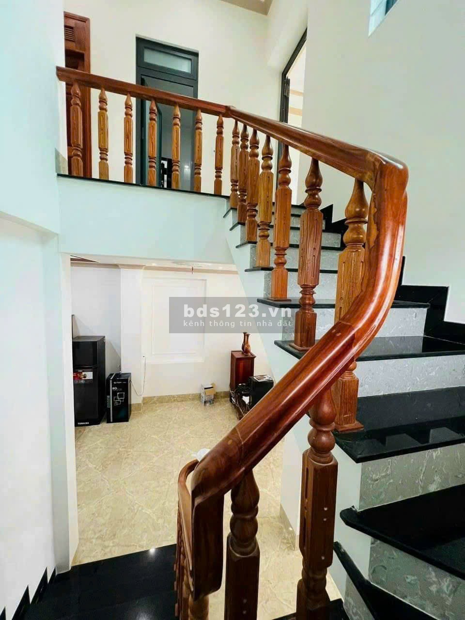 Chủ cần ra bán gấp nhà mặt tiền đường 15m Bình Dương 4,9 tỷ