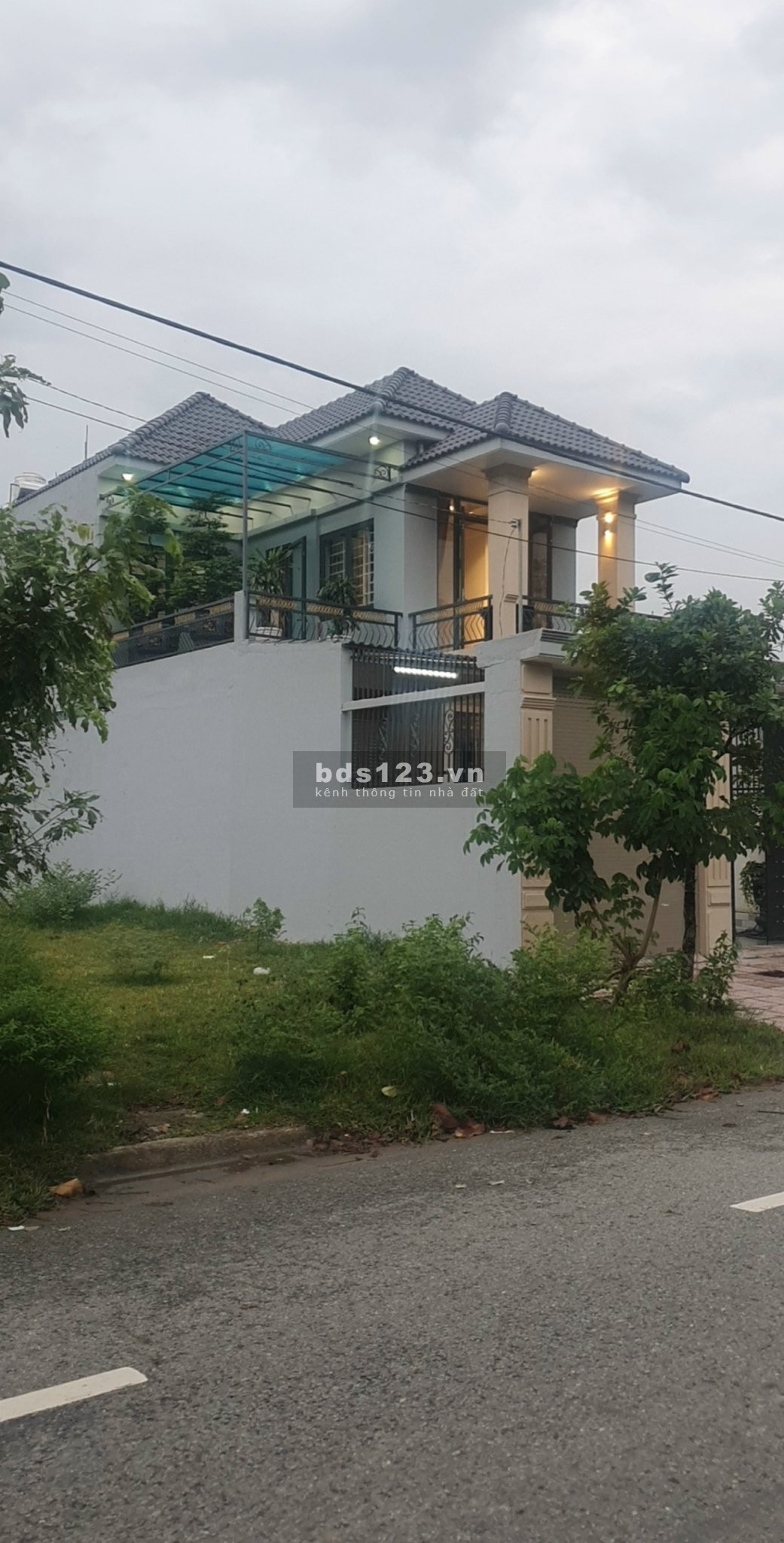 Chủ cần ra bán gấp nhà mặt tiền đường 15m Bình Dương 4,9 tỷ