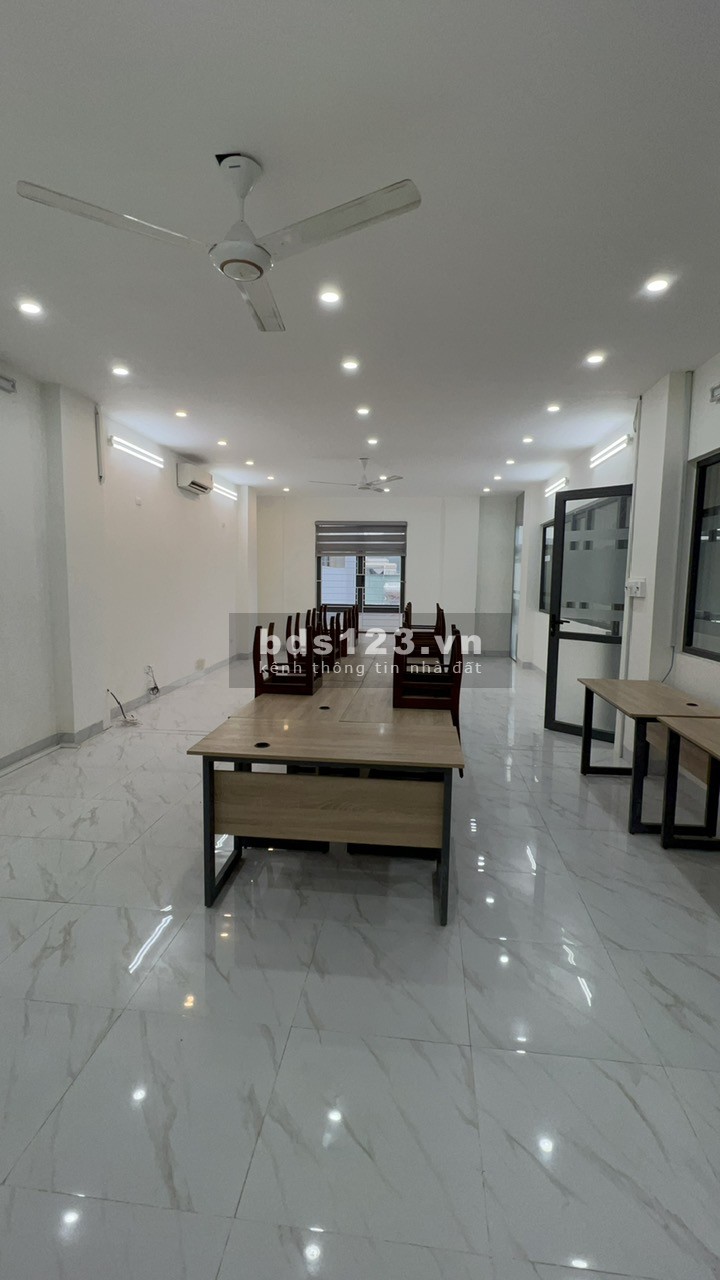 Cho thuê văn phòng DT 230m2 ( tầng 4), thang máy, thang bộ, máy lạnh